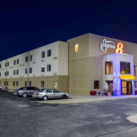 Super 8 By Wyndham Wichita North Hotell Exteriör bild