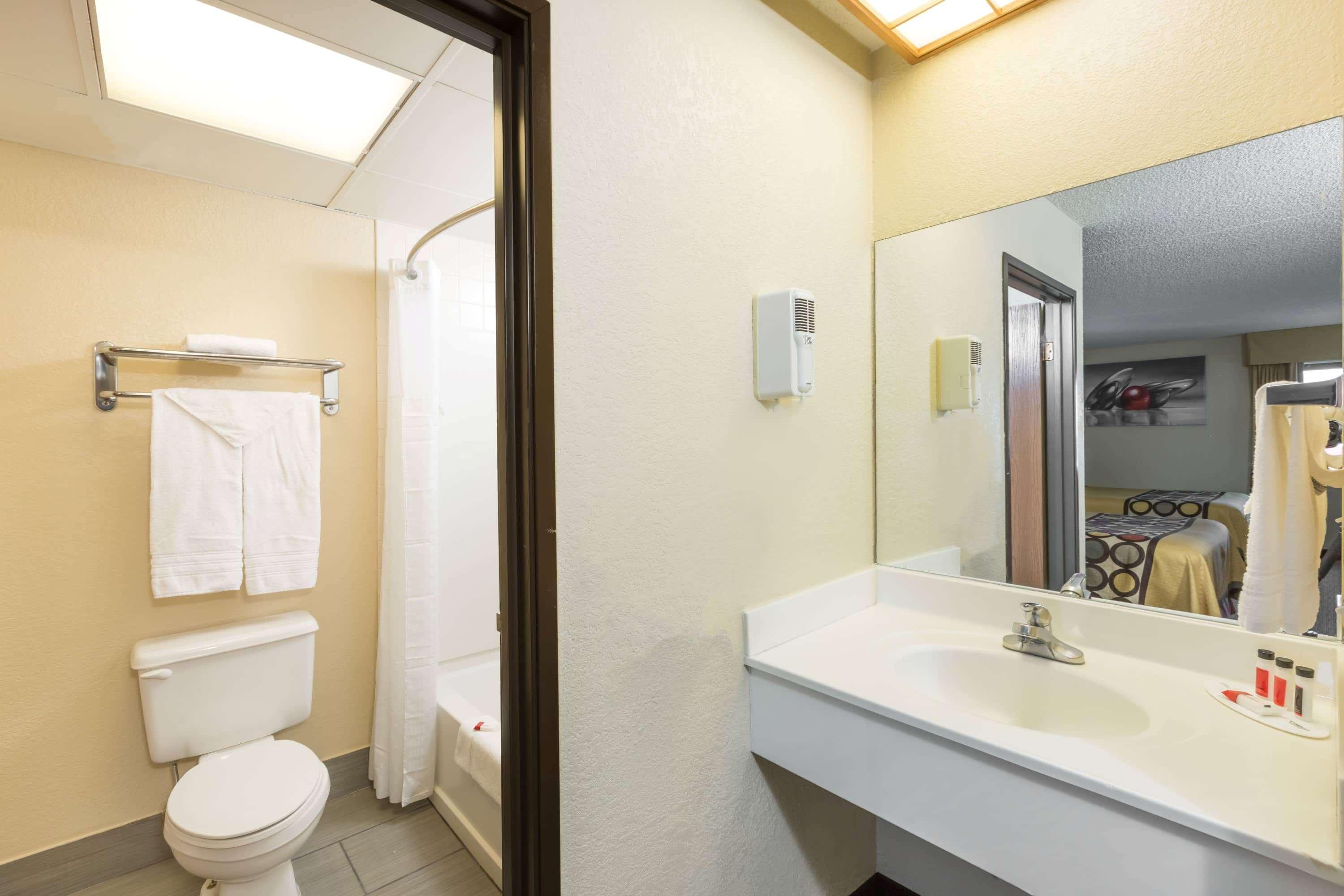 Super 8 By Wyndham Wichita North Hotell Exteriör bild