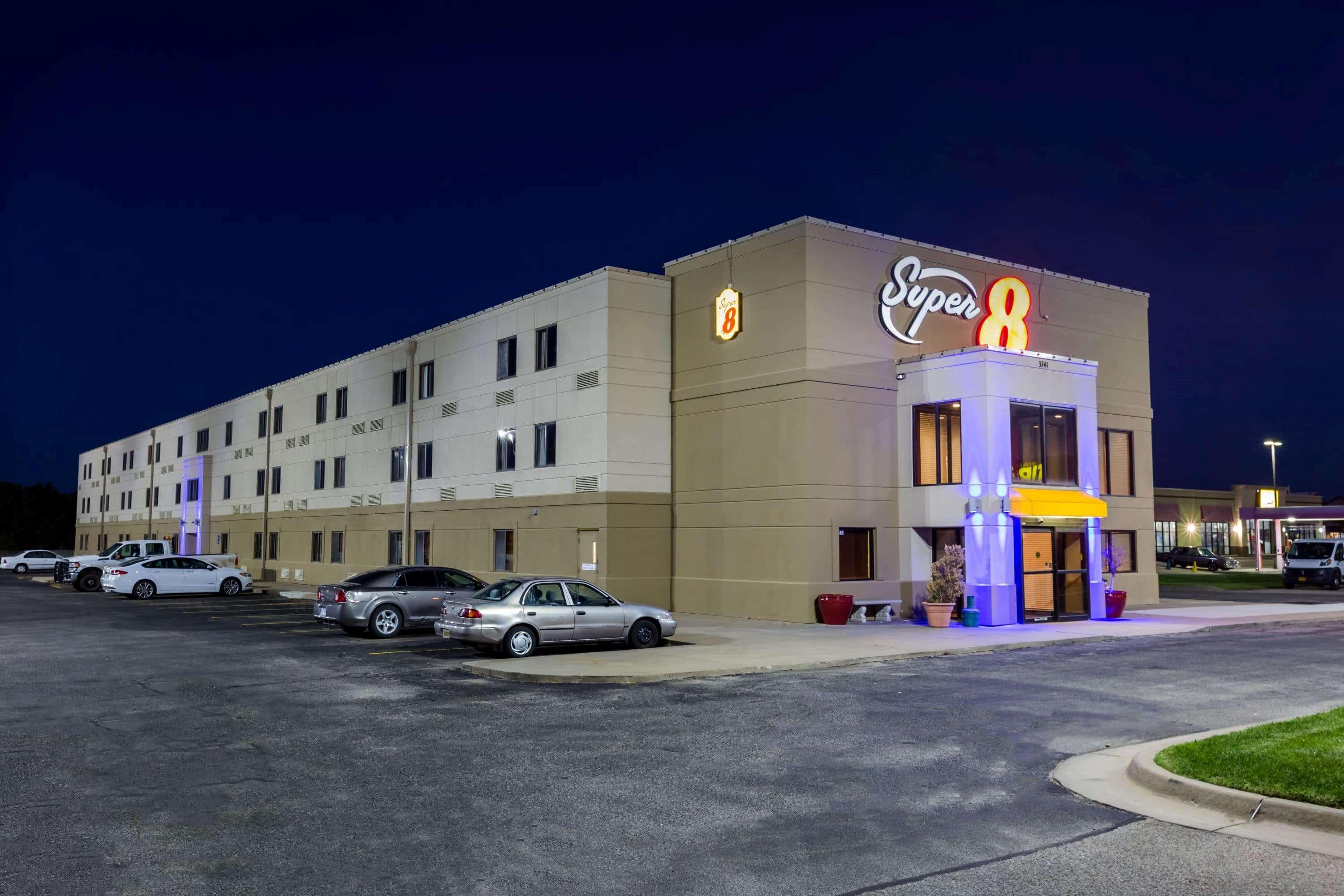 Super 8 By Wyndham Wichita North Hotell Exteriör bild