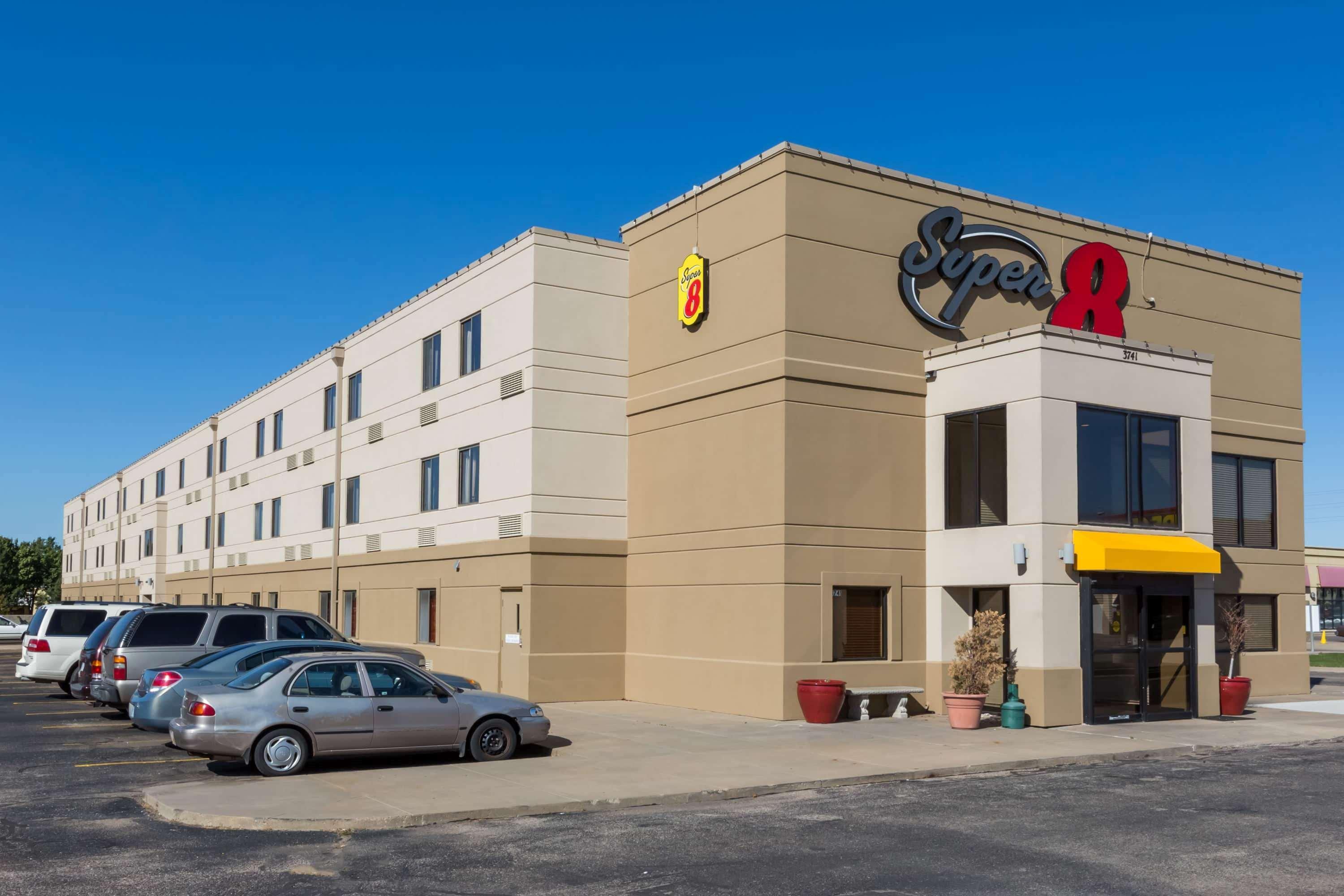 Super 8 By Wyndham Wichita North Hotell Exteriör bild