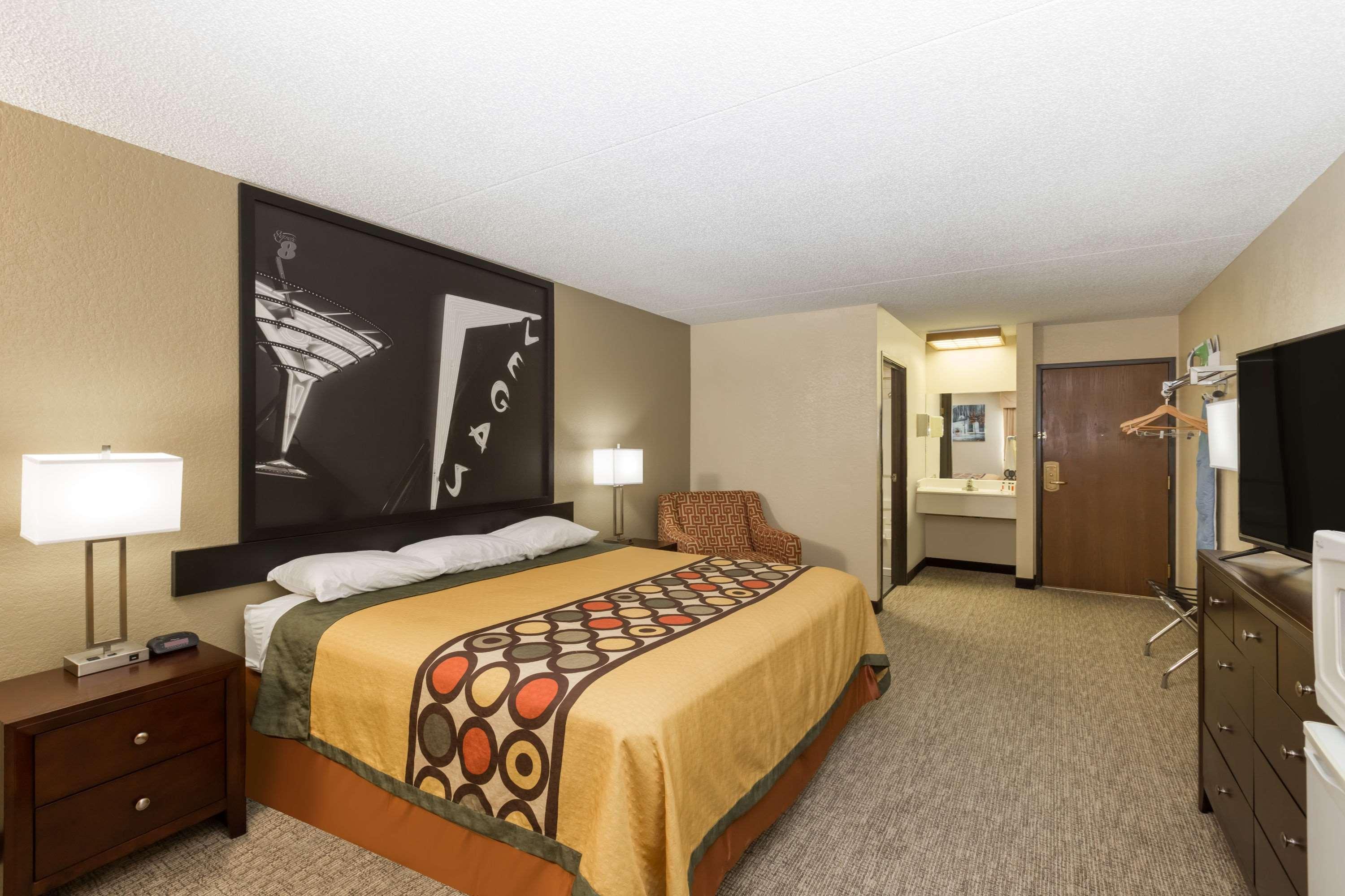 Super 8 By Wyndham Wichita North Hotell Exteriör bild