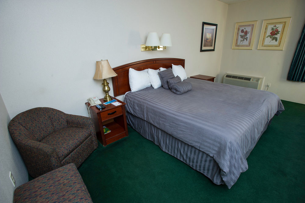 Super 8 By Wyndham Wichita North Hotell Exteriör bild
