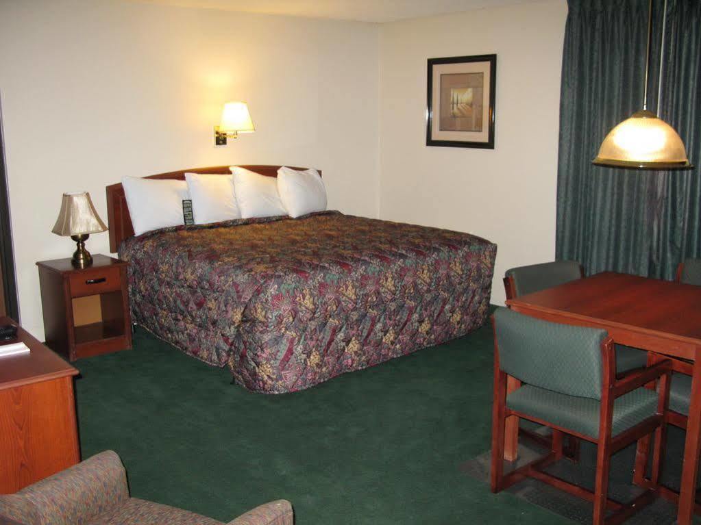 Super 8 By Wyndham Wichita North Hotell Exteriör bild