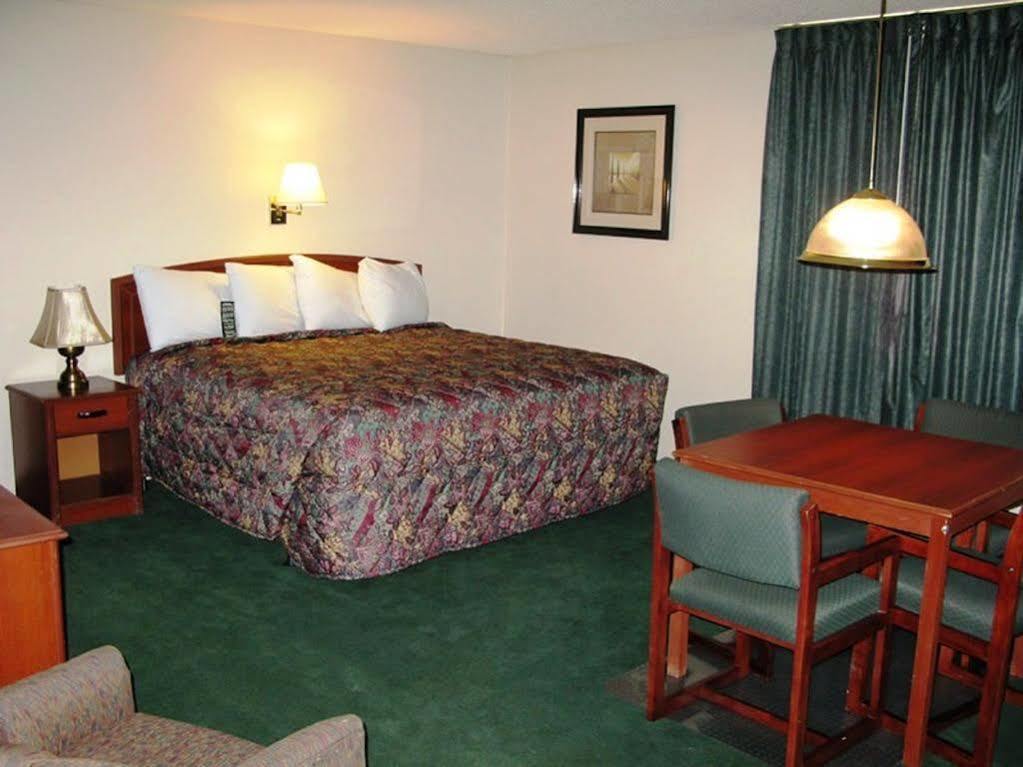 Super 8 By Wyndham Wichita North Hotell Exteriör bild