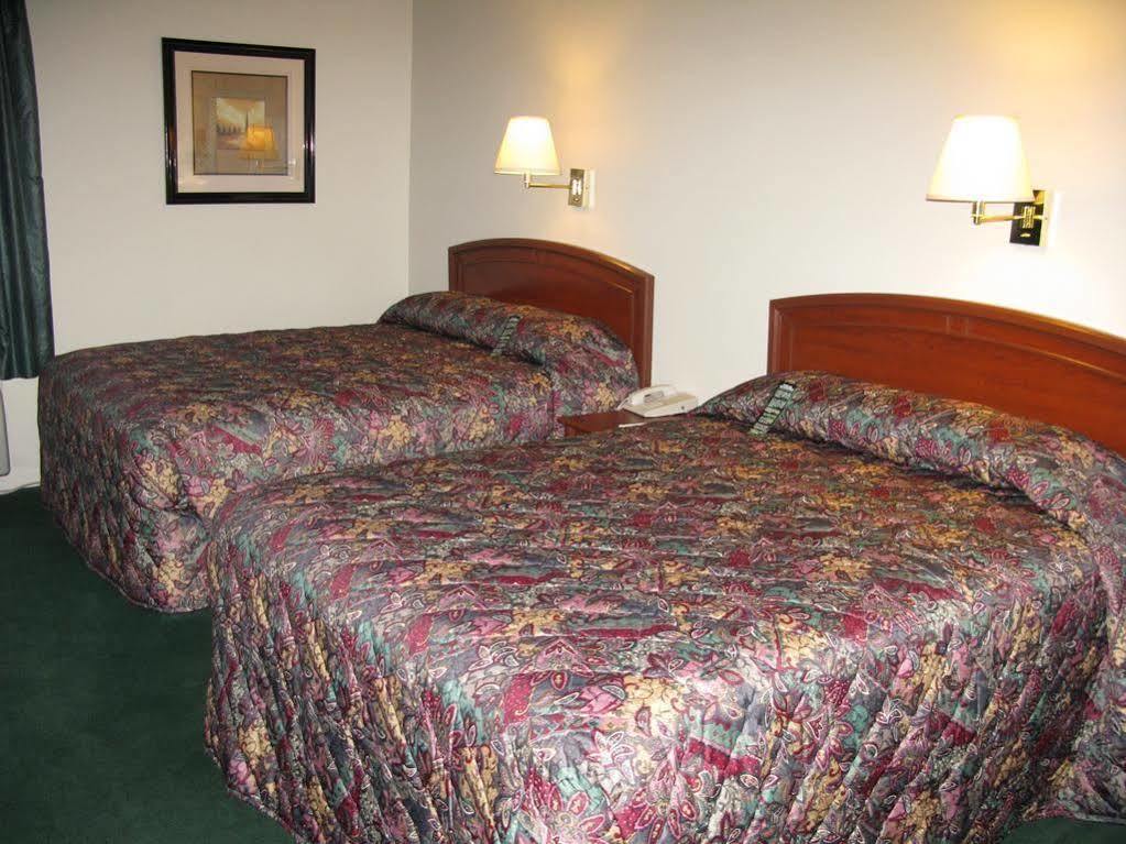 Super 8 By Wyndham Wichita North Hotell Exteriör bild