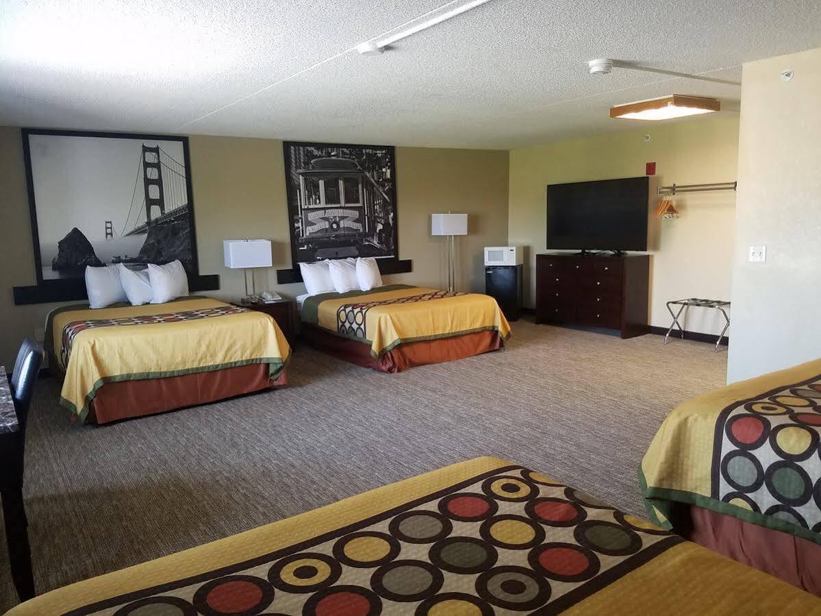Super 8 By Wyndham Wichita North Hotell Exteriör bild